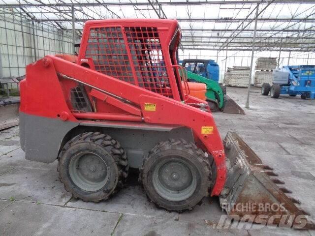 Bobcat S130 滑移轉向裝載機