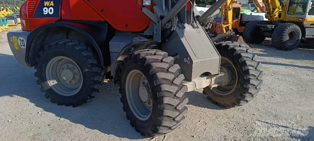 Komatsu WA 90 輪胎式裝載機