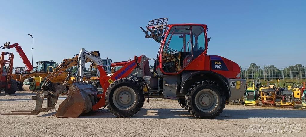 Komatsu WA 90 輪胎式裝載機