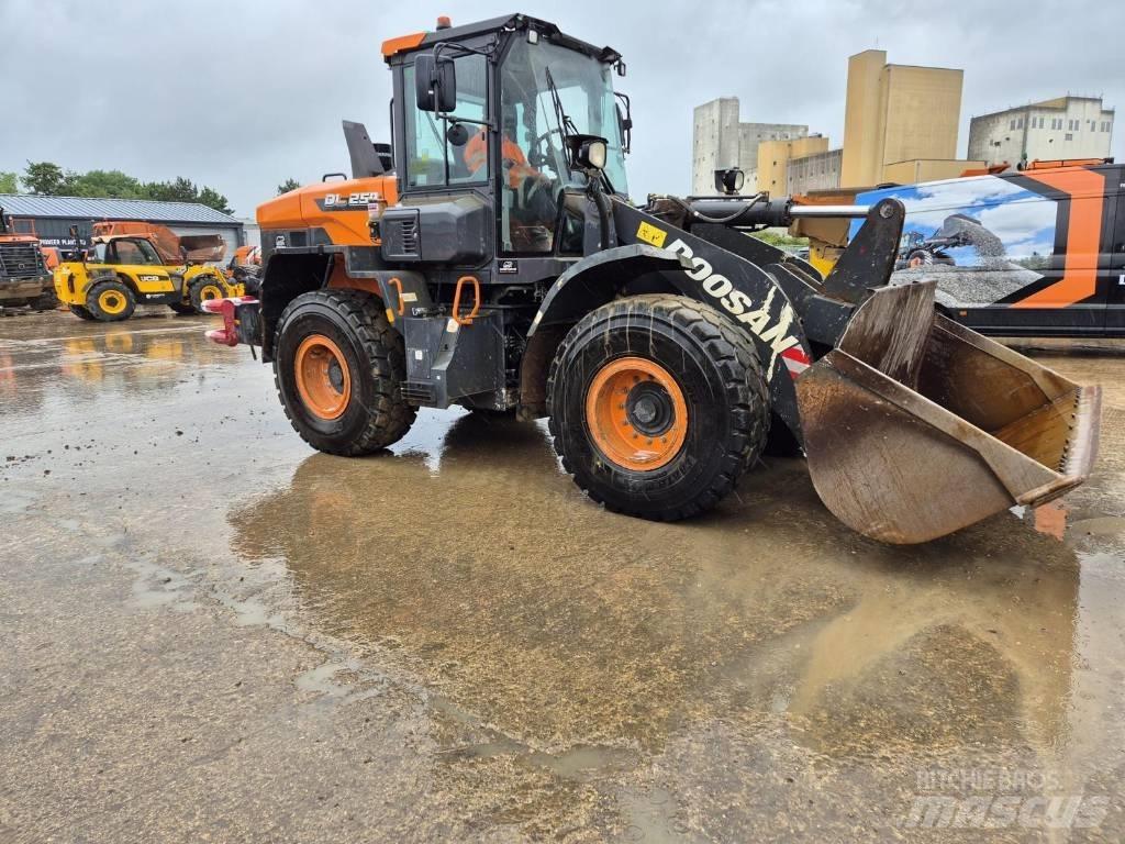 Doosan DL 250-7 輪胎式裝載機