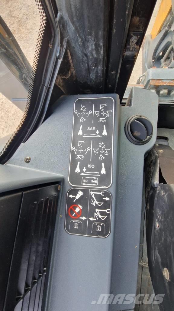 Terex TLB 890 反鏟裝載機