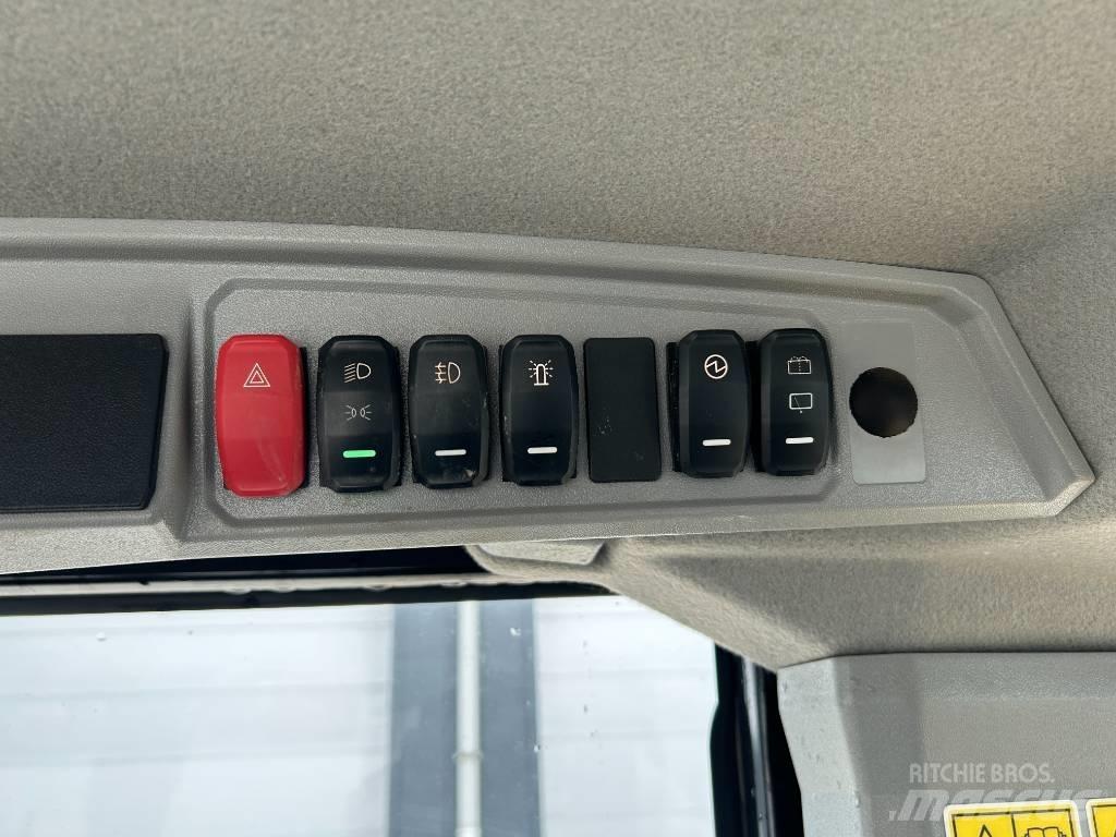 CAT 906 滑移轉向裝載機