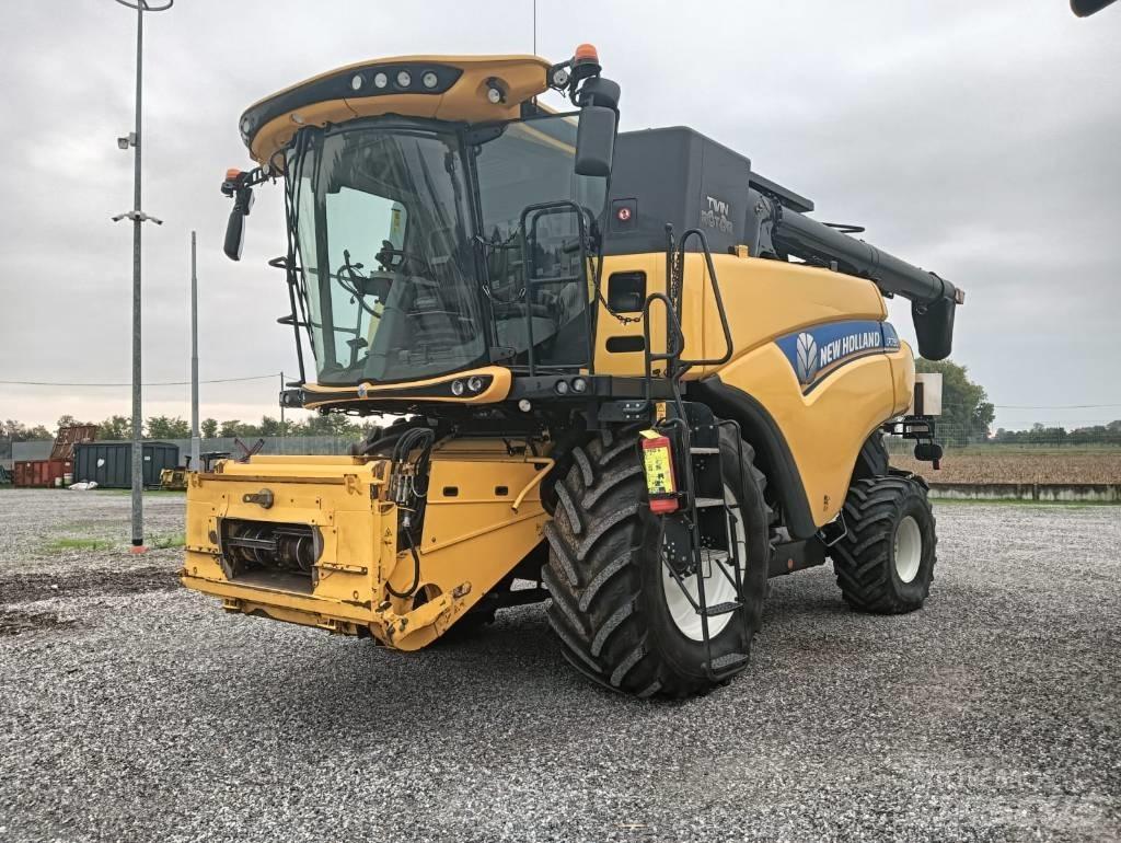 New Holland CR 7.90 聯合收穫機