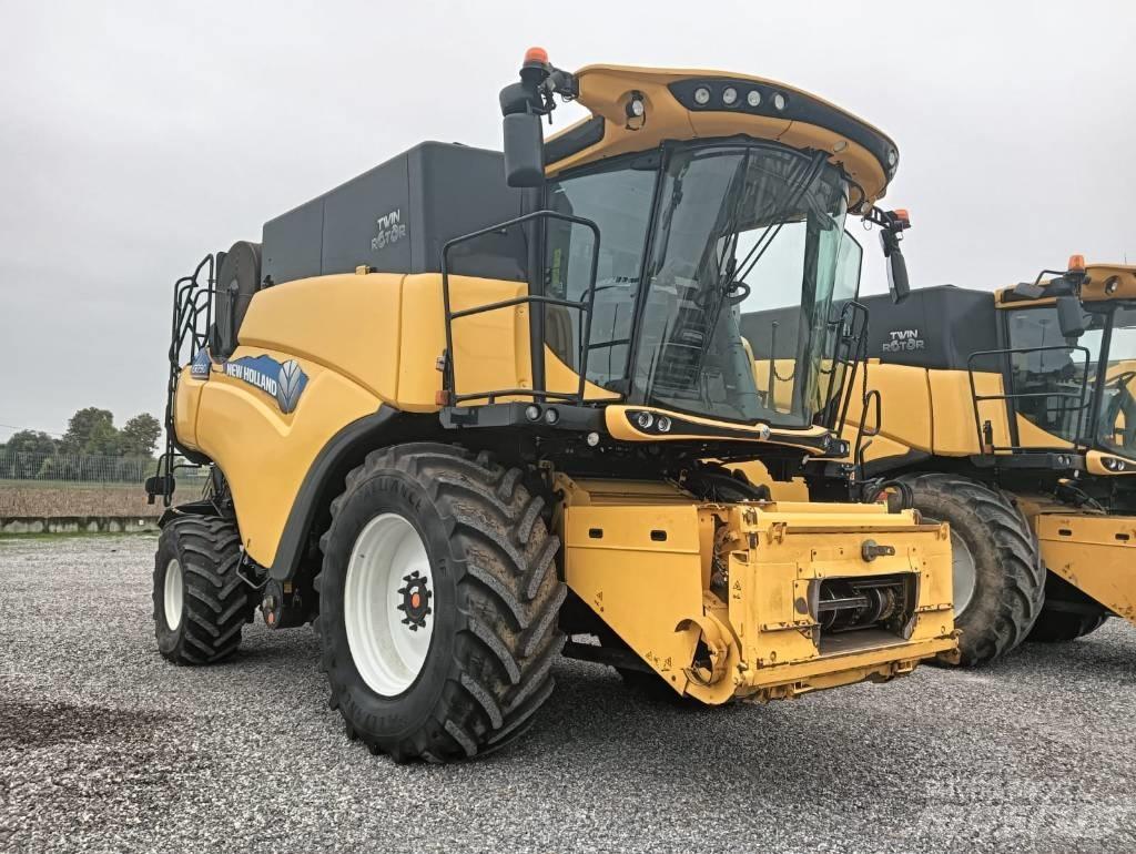 New Holland CR 7.90 聯合收穫機
