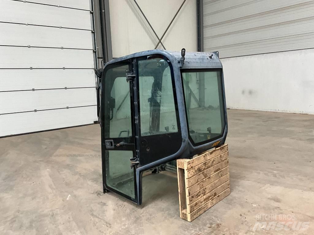 Kubota U 27-4 駕駛室與內部