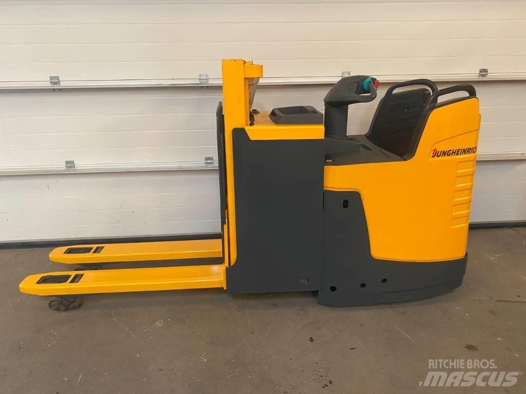 Jungheinrich ERD 220 自走式堆積機