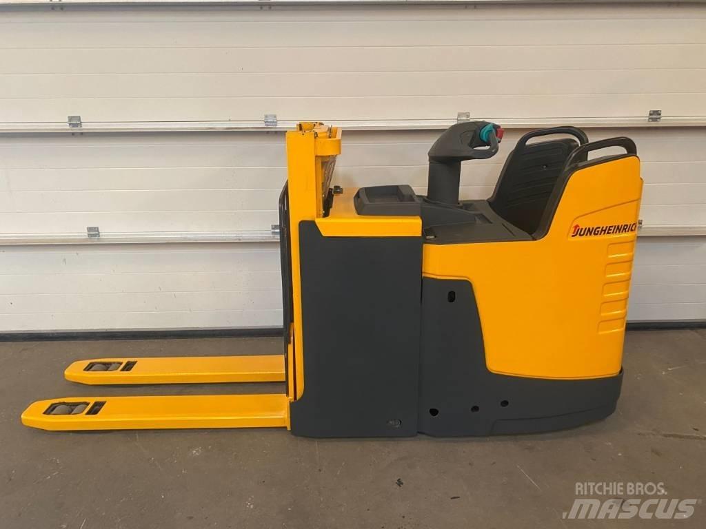 Jungheinrich ERD 220 自走式堆積機