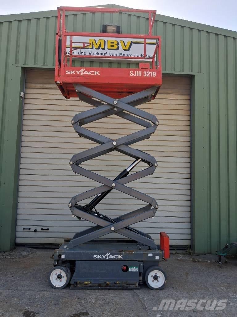SkyJack SJ III 3219 剪式升降機
