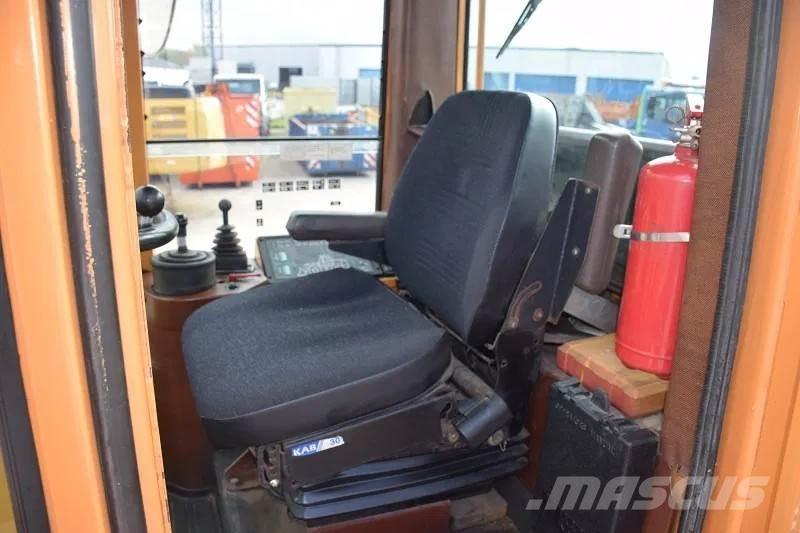 CASE 821B 輪胎式裝載機