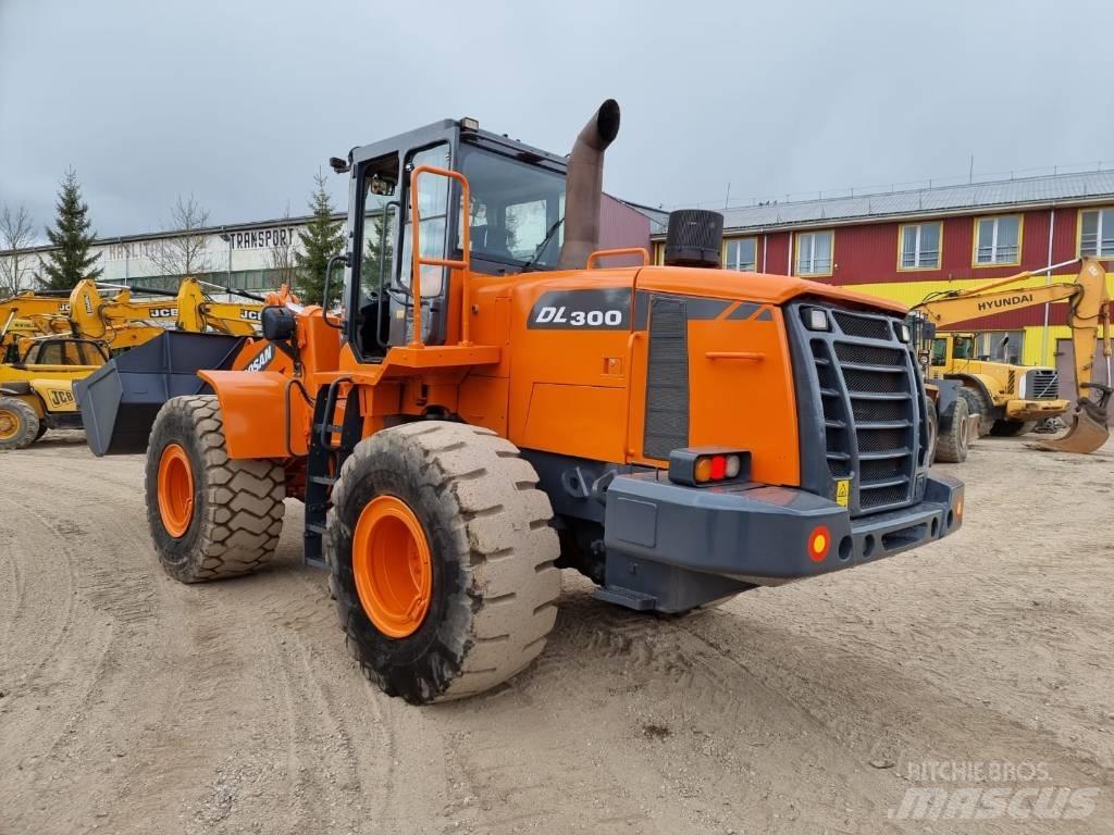 Doosan DL 300-3 輪胎式裝載機