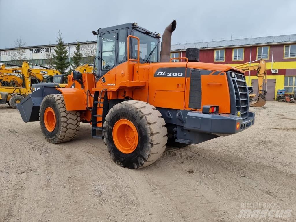 Doosan DL 300-3 輪胎式裝載機