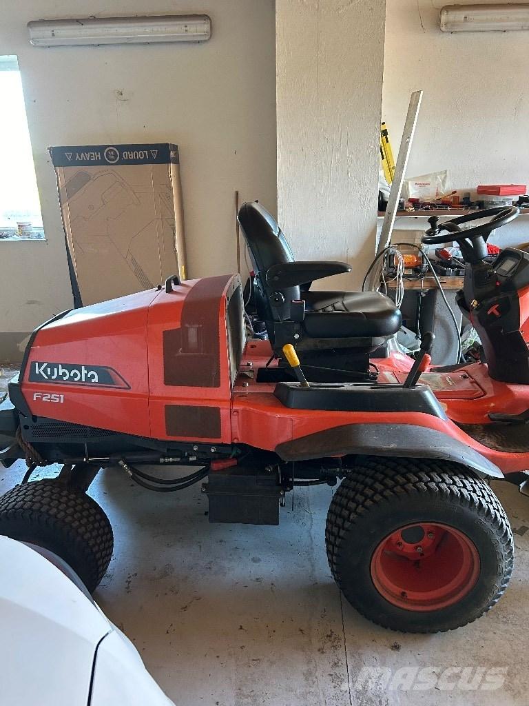 Kubota F 251 裝載與牽引式割草機