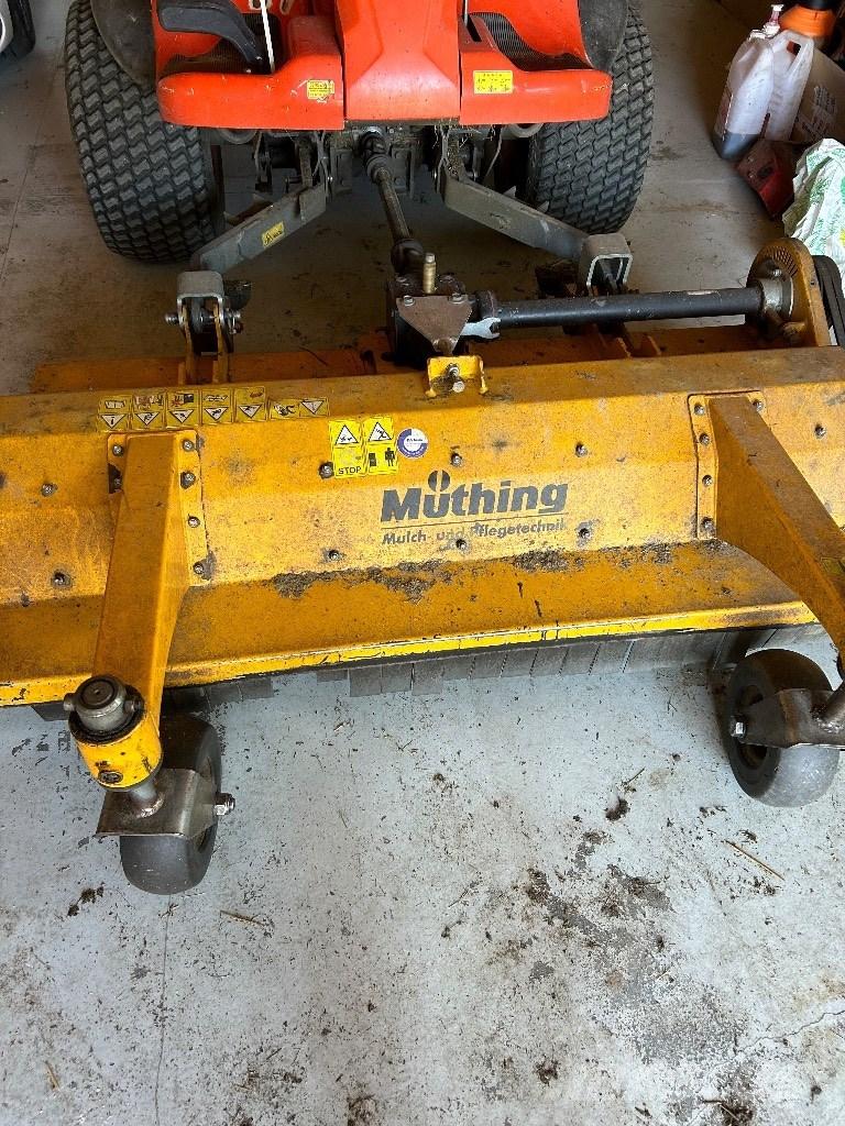 Kubota F 251 裝載與牽引式割草機