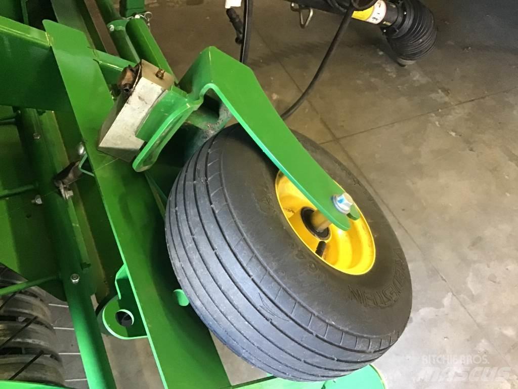 John Deere V461M 圓型牧草打包機