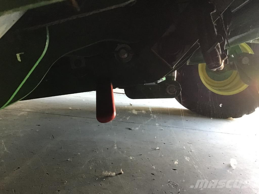 John Deere V461M 圓型牧草打包機