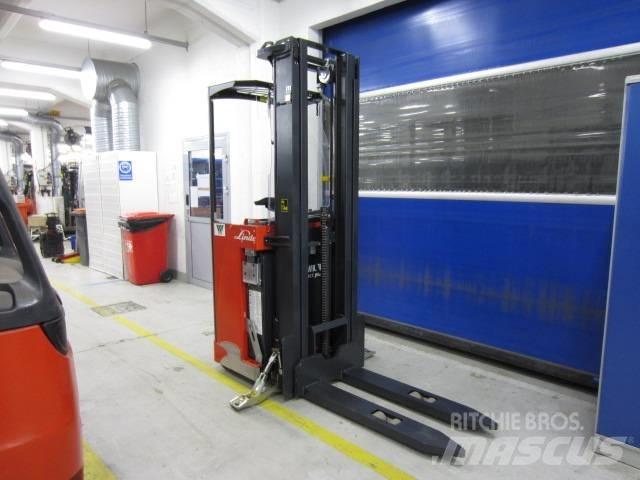 Linde L1600 自走式堆積機