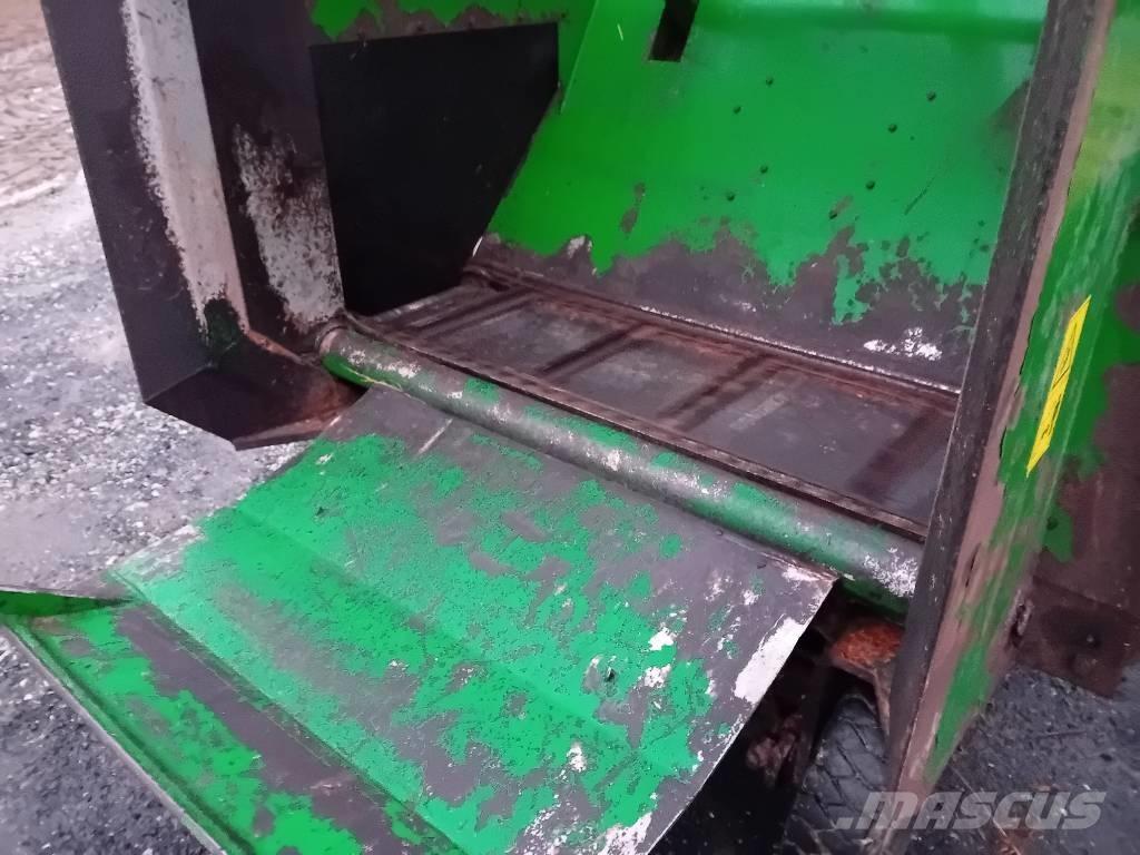 Agronic 140 4WD 混合餵料機