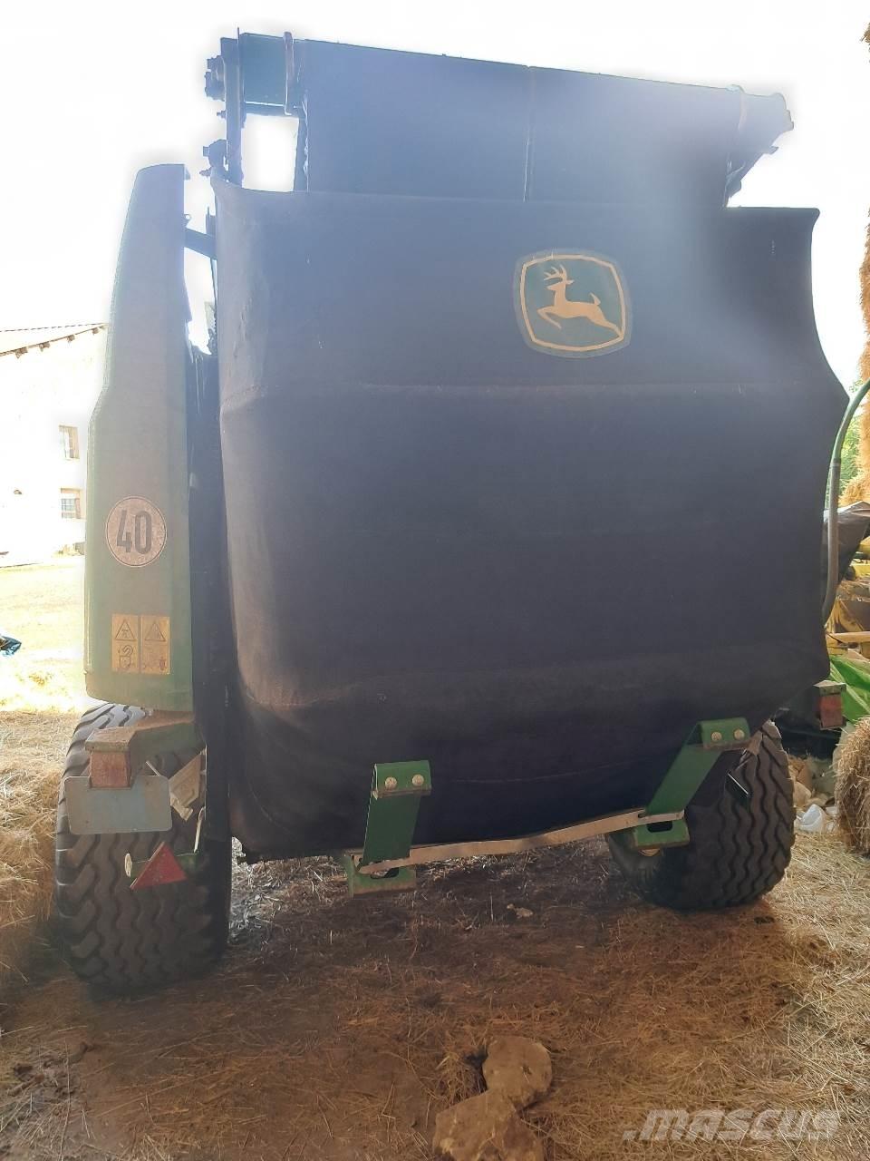 John Deere 990 圓型牧草打包機