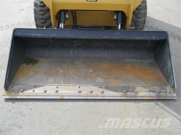 CAT 236 D 滑移轉向裝載機