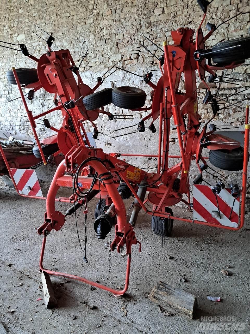 Kuhn GF7902 耙與翻草機