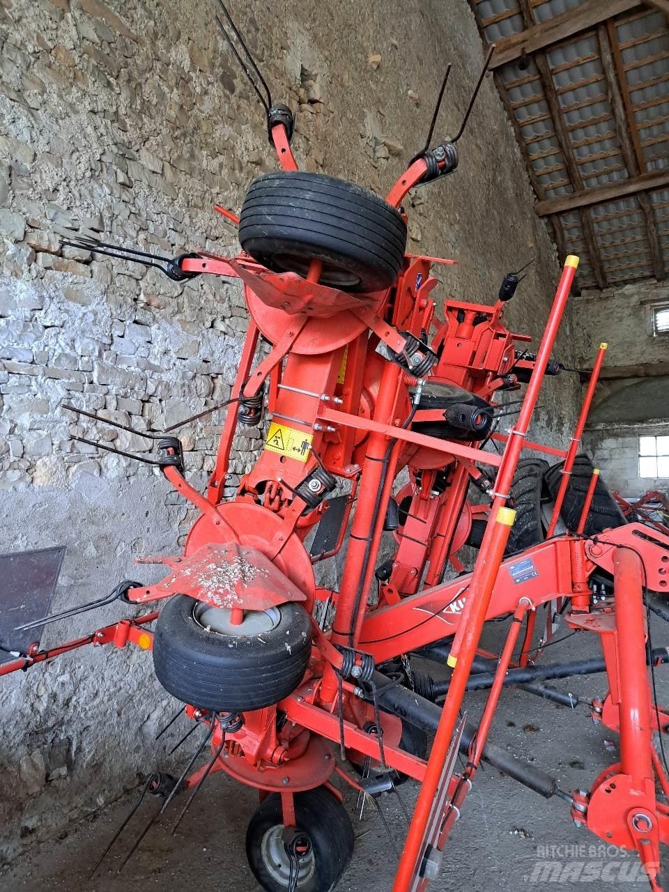 Kuhn GF7902 耙與翻草機