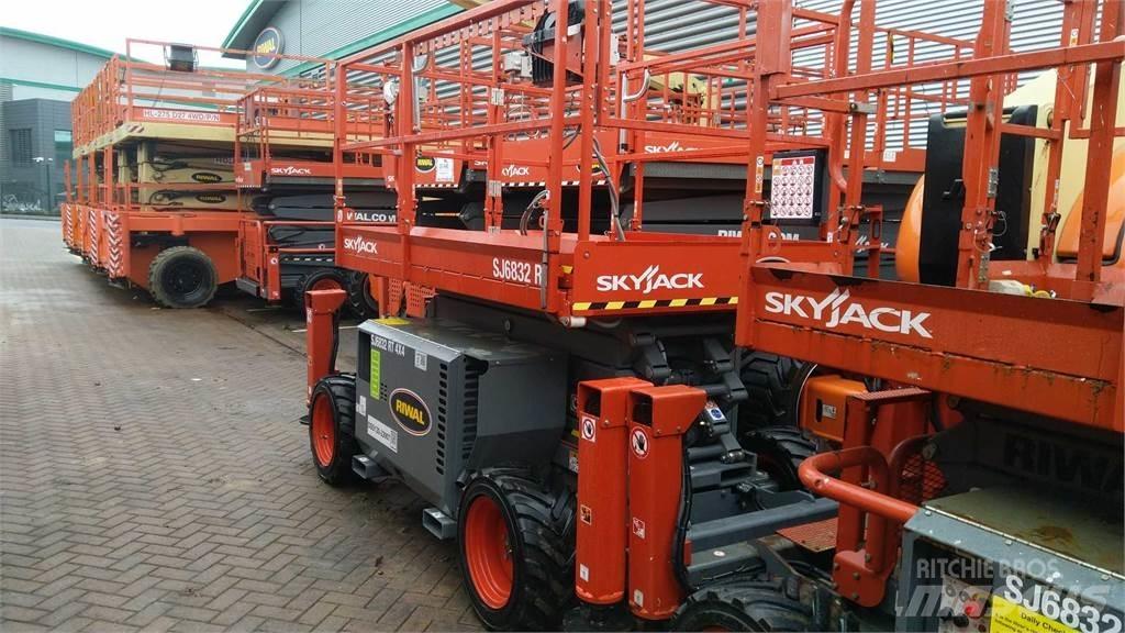 SkyJack 6832RT 剪式升降機