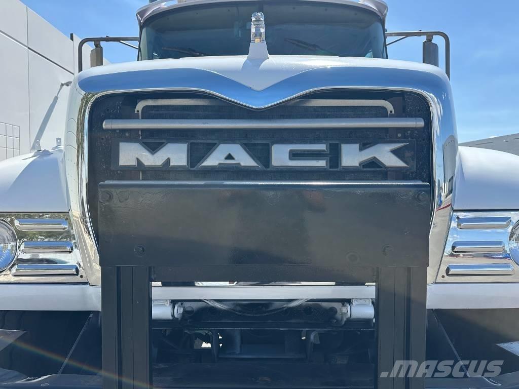 Mack CV 713 起重可拆卸式卡車