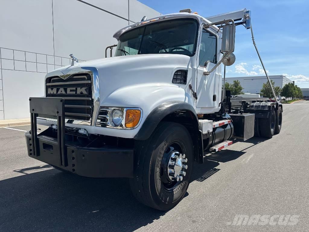 Mack CV 713 起重可拆卸式卡車