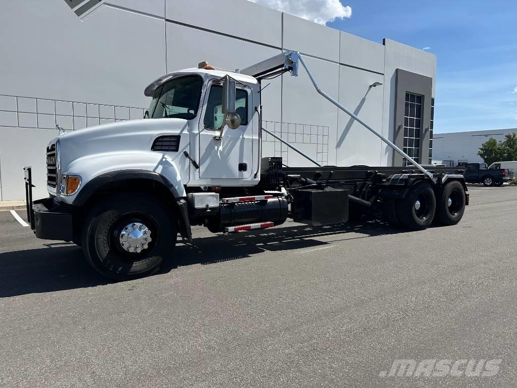 Mack CV 713 起重可拆卸式卡車