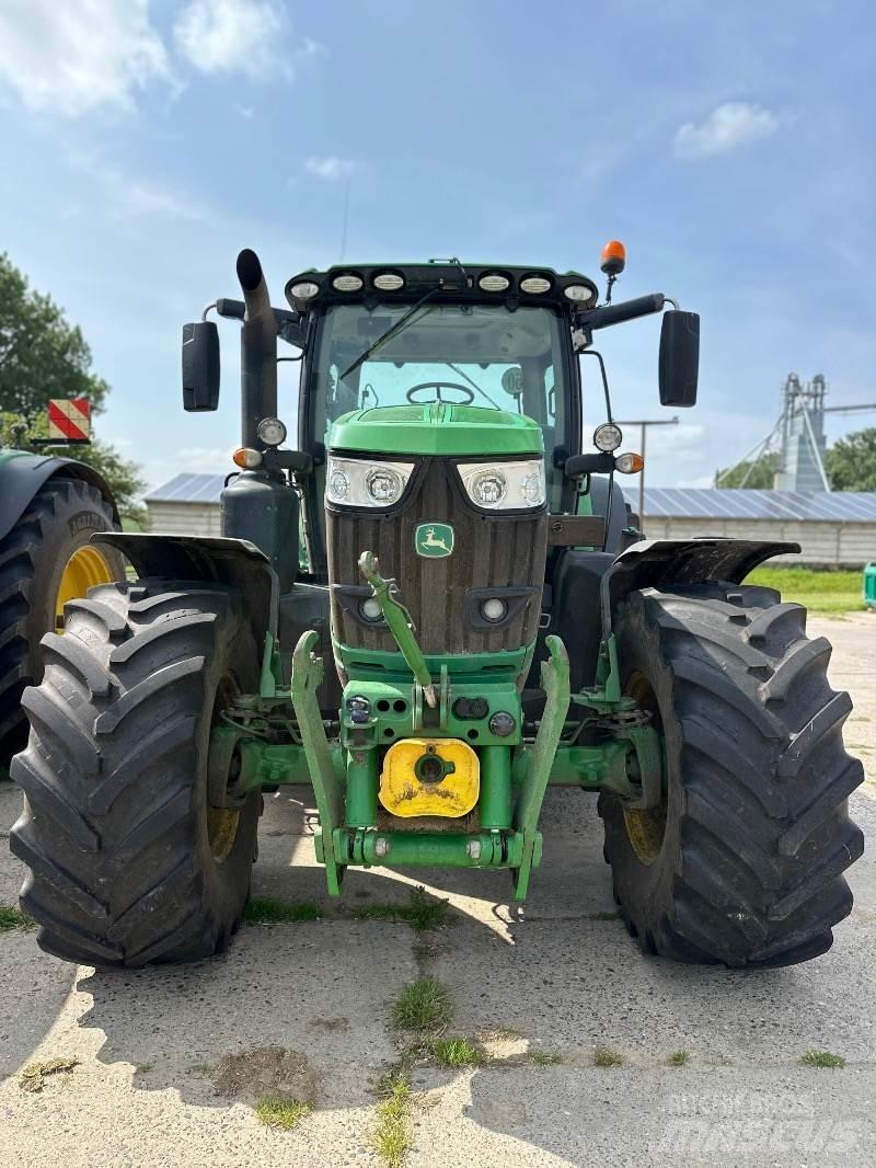 John Deere 6215R 曳引機