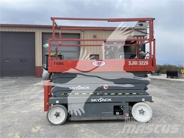 SkyJack SJ3226 剪式升降機
