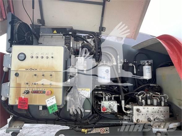 SkyJack SJ66T 伸縮臂高空作業車