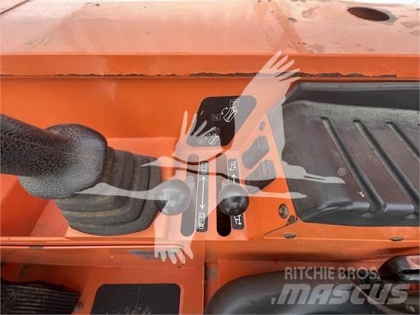 SkyTrak 10054 伸縮臂操作車