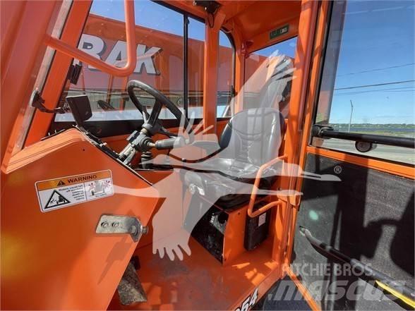 SkyTrak 10054 伸縮臂操作車