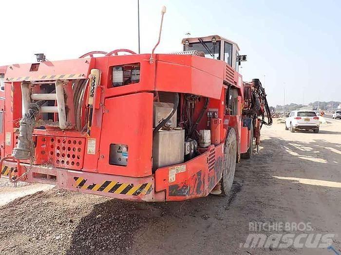 Sandvik DT821 C 鑽孔機