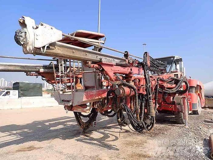 Sandvik DT821 C 鑽孔機