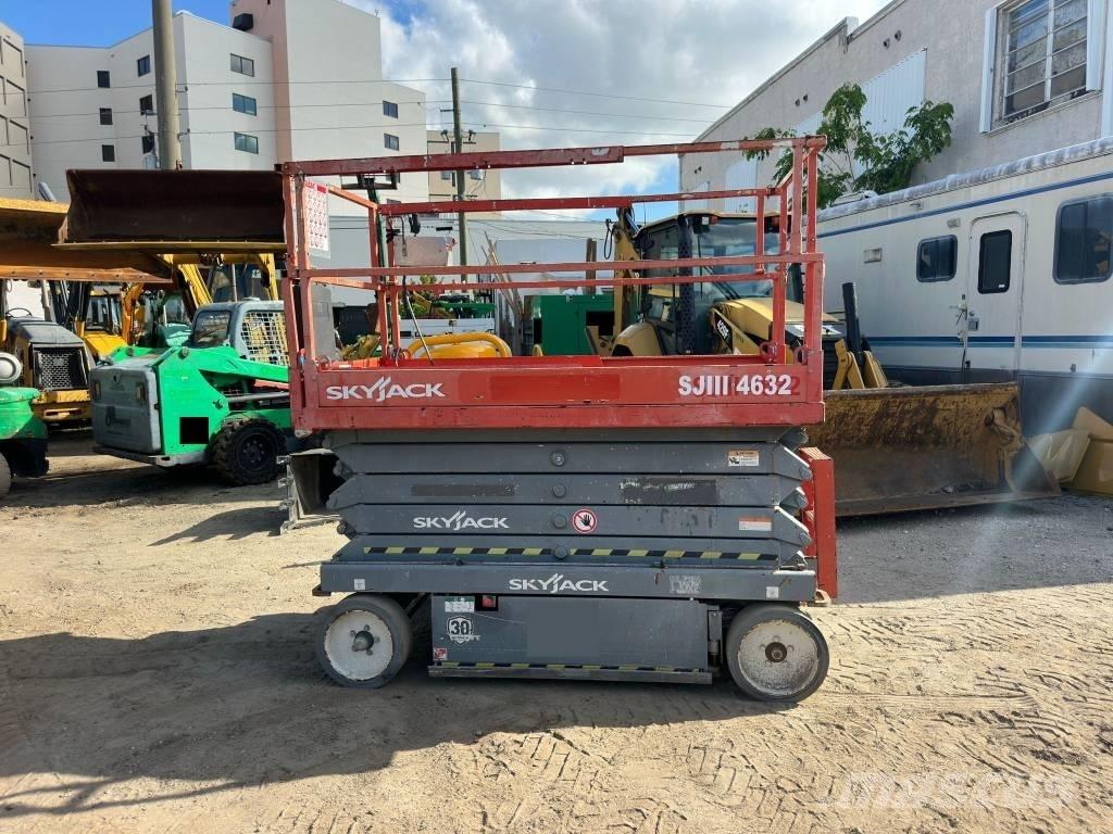 JLG 32 Lift 剪式升降機