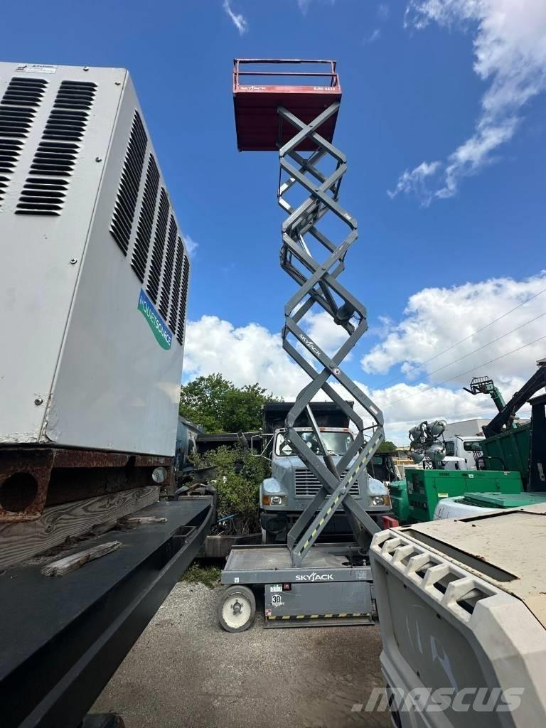 JLG 32 Lift 剪式升降機
