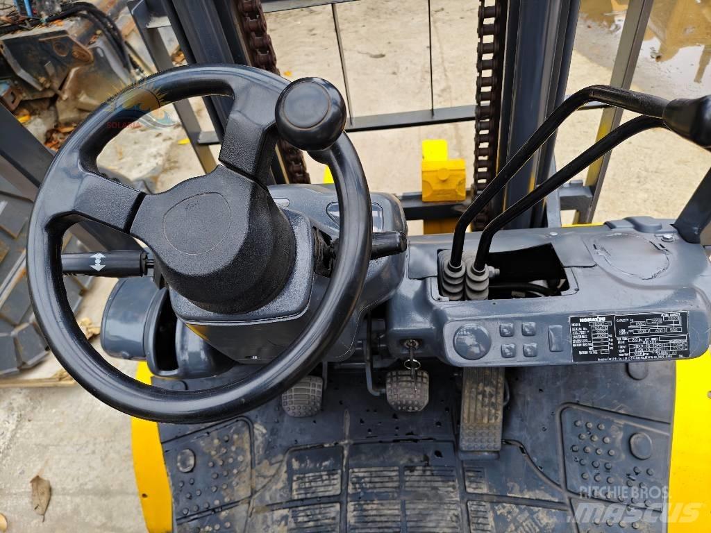 Komatsu FD 30 T-17 柴油卡車