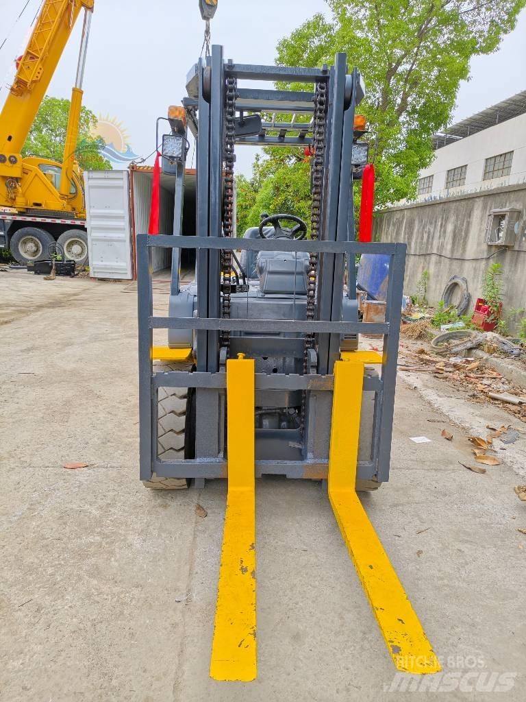 Komatsu FD 30 T-17 柴油卡車