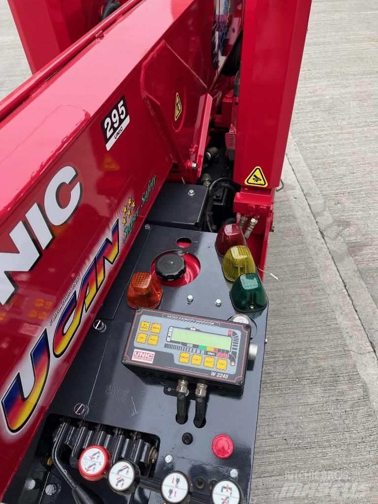 Unic URW 295 小型起重機