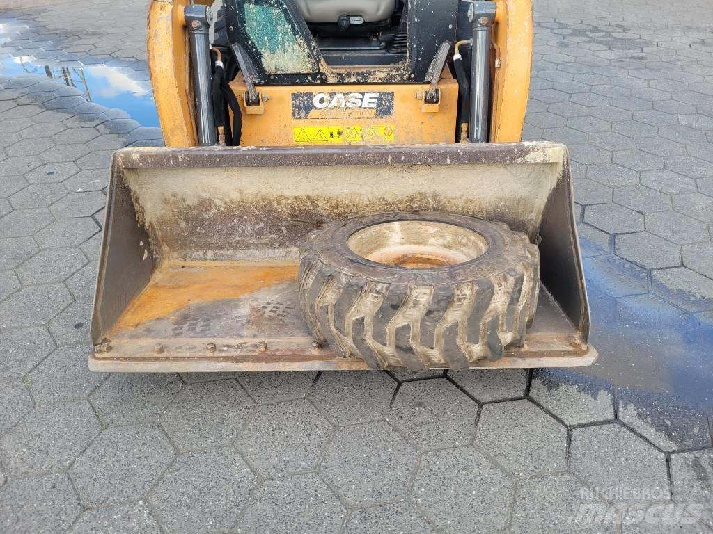 CASE SR 130 滑移轉向裝載機