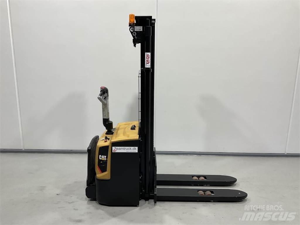 CAT NSP16N2R 自走式堆積機