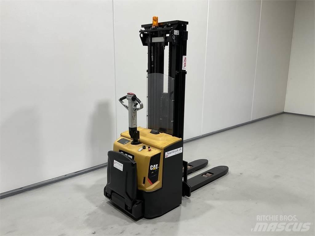 CAT NSP16N2R 自走式堆積機
