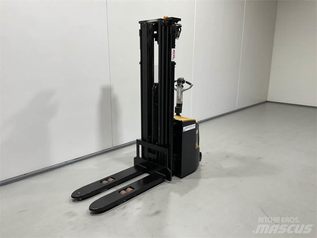 CAT NSP16N2R 自走式堆積機