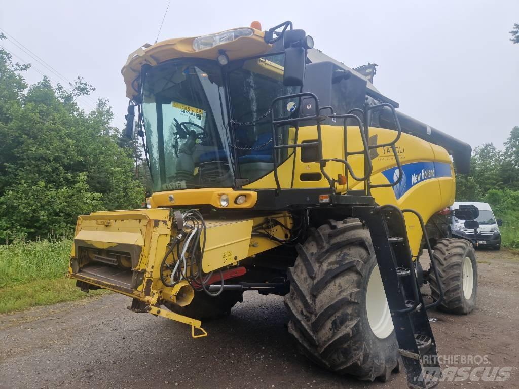 New Holland CX 8070 聯合收穫機