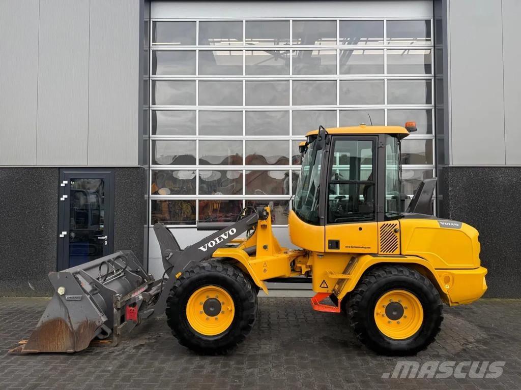 Volvo L30G 輪胎式裝載機