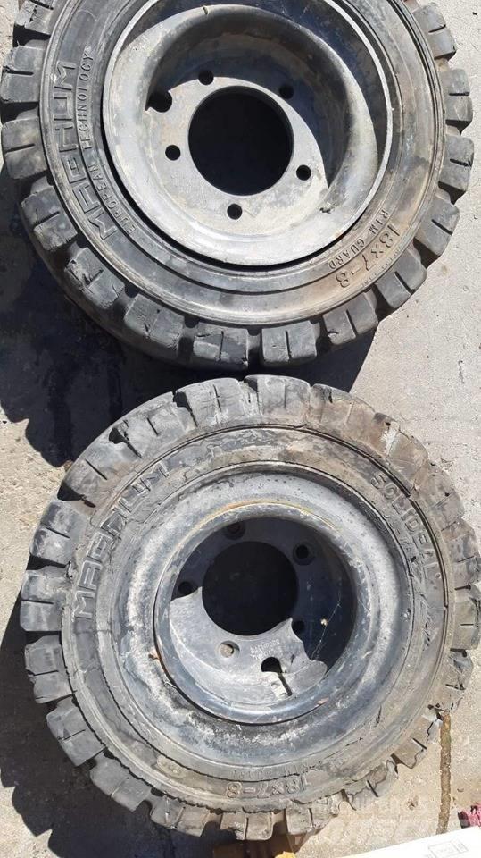 Bobcat 2000 輪胎、車輪和輪圈
