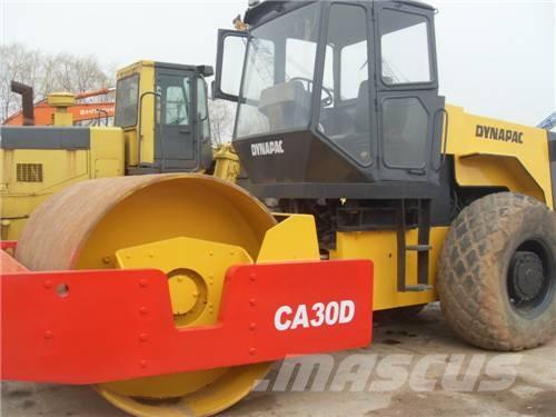 Dynapack CA 301 D 單輪滾壓機