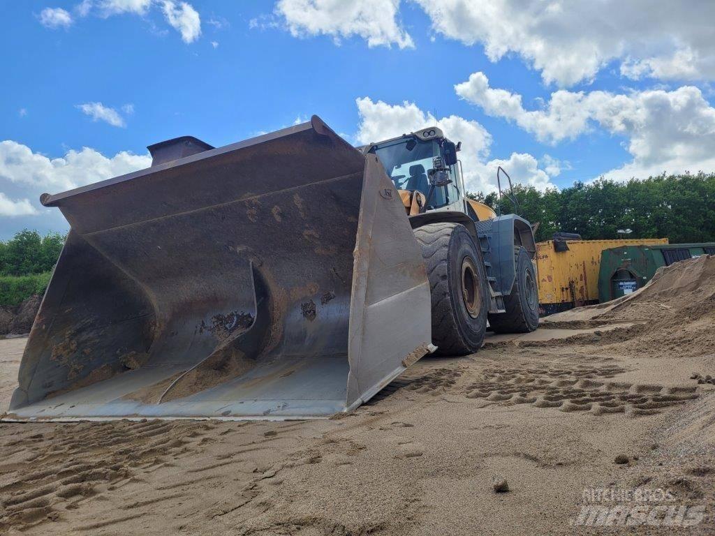 Liebherr L 586 輪胎式裝載機